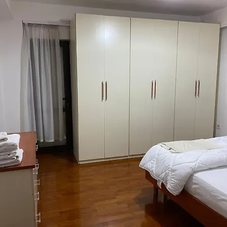 Downtown Bllok 2br, Large Patio, Ac-wifi Τίρανα