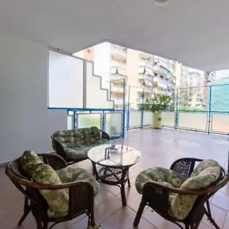 Downtown Bllok 2br, Large Patio, Ac-wifi Τίρανα
