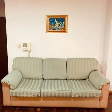 Downtown Bllok 2br, Large Patio, Ac-wifi Διαμέρισμα Τίρανα